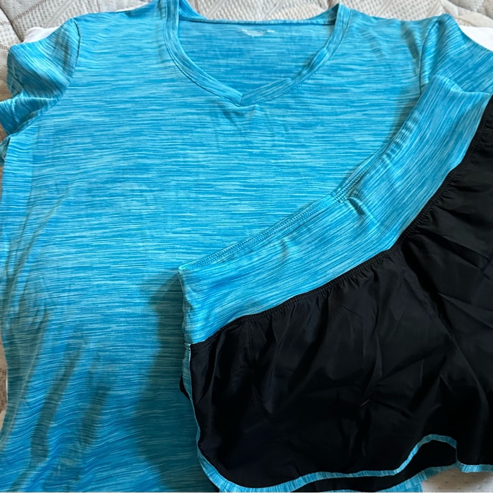 Activ8 brand short and short gym set. Size small.